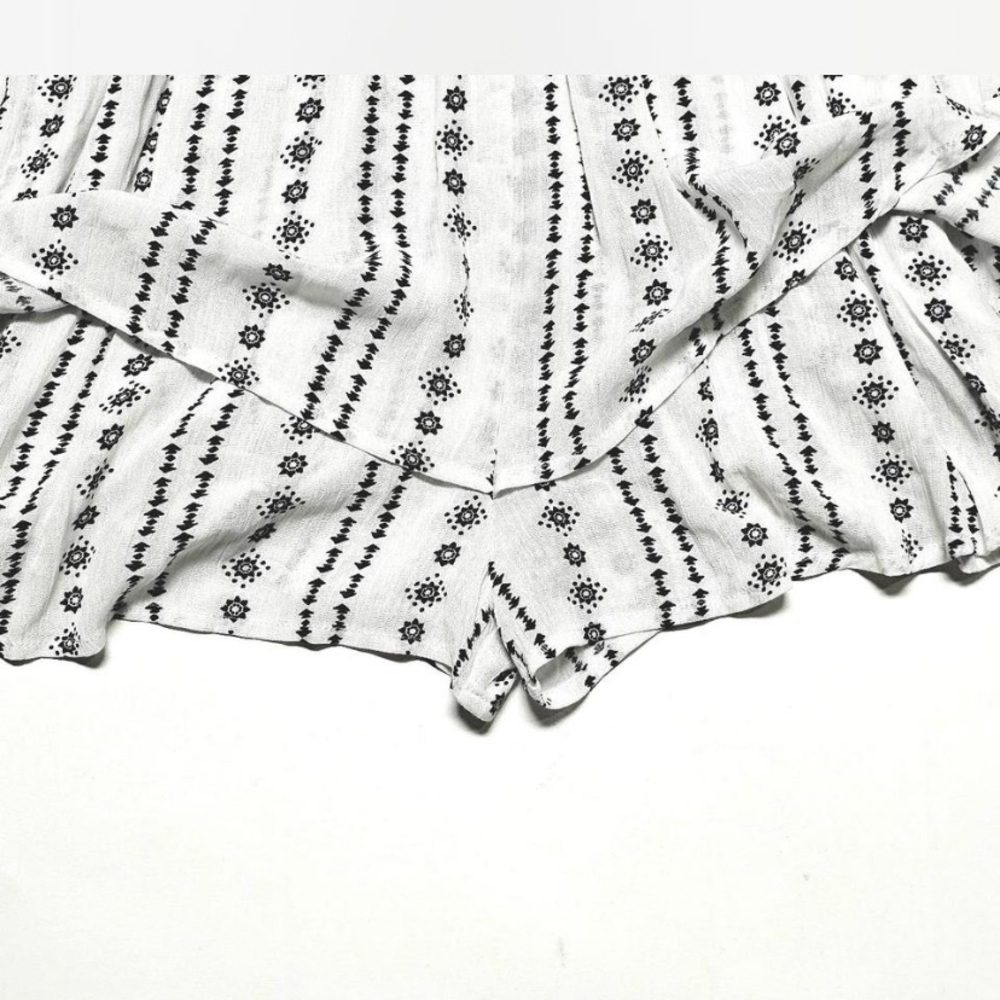 Fashion On Earth Patterned Black and White Romper, Size L - Picture 4 of 7